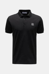 Front view of a Stone Island Poloshirt schwarz made of pure cotton piqué with a typical polo collar, smooth button placket, slim fit, flexible cuffs, side slits, and the Stone Island web label on the chest. The classic polo shirt is a must-have in the spo