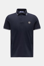 Front view of the Stone Island Poloshirt navy with slim fit, cotton piqué, elastic cuffs, narrow contrast stripes, and logo patch on chest.

Description: <p>Das moderne Piqué-Poloshirt von STONE ISLAND mit schmalen Kontraststreifen ist ein vielseitiger Kl