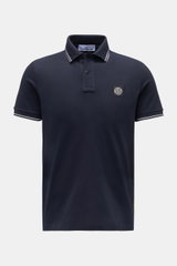 Front view of the Stone Island Poloshirt navy with slim fit, cotton piqué, elastic cuffs, narrow contrast stripes, and logo patch on chest.

Description: <p>Das moderne Piqué-Poloshirt von STONE ISLAND mit schmalen Kontraststreifen ist ein vielseitiger Kl