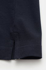 Close-up side view of the hem and short side slit of the Stone Island Poloshirt navy, made of elastic cotton piqué with a soft touch and slim fit.

Description: <p>Das moderne Piqué-Poloshirt von STONE ISLAND mit schmalen Kontraststreifen ist ein vielseit