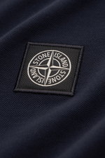 Close-up front-angle view of the Stone Island Poloshirt navy showing the embroidered black and white Stone Island patch on soft, elastic cotton piqué fabric with a textured surface.

Description (incorporating given content): The modern Stone Island Polos