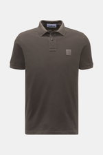 Stone Island Poloshirt dunkelgrau, front view of modern slim fit piqué polo in elastic cotton with soft touch, collar, button placket, elastic cuffs, logo patch, and short side slits. <p>Das moderne Piqué-Poloshirt von STONE ISLAND ist ein vielseitiger Kl