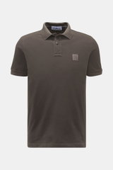 Stone Island Poloshirt dunkelgrau, front view of modern slim fit piqué polo in elastic cotton with soft touch, collar, button placket, elastic cuffs, logo patch, and short side slits. <p>Das moderne Piqué-Poloshirt von STONE ISLAND ist ein vielseitiger Kl