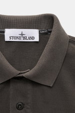 Close-up front view of Stone Island Poloshirt dunkelgrau showing the collar, button placket, and Stone Island label. 

Description: <p>Das moderne Piqué-Poloshirt von STONE ISLAND ist ein vielseitiger Klassiker aus elastischer Baumwolle, das die komfortab