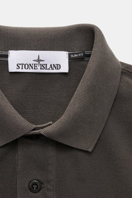 Close-up front view of Stone Island Poloshirt dunkelgrau showing the collar, button placket, and Stone Island label. 

Description: <p>Das moderne Piqué-Poloshirt von STONE ISLAND ist ein vielseitiger Klassiker aus elastischer Baumwolle, das die komfortab