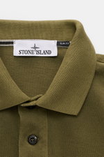 Stone Island Poloshirt oliv, Nahaufnahme von Kragen, glatter Zwei-Knopf-Leiste, Slim Fit, Baumwoll-Piqué, strukturierter Griff, Weblabel innen.