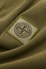 Nahaufnahme des Stone Island Poloshirt oliv aus Baumwoll-Piqué mit STONE ISLAND-Weblabel, strukturierter Griff und Slim Fit.