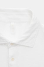 Nahaufnahme von Kragen und Knopfleiste des weißen 04651/ A trip in a bag Leinen Jersey-Poloshirts in Slim Fit, elastisch und stückgefärbt.