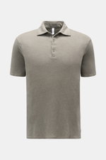 Front view of the 04651/ A trip in a bag Linen jersey polo shirt grey-green, a casual piece-dyed slim fit with dress-shirt collar, three-button placket, and short hem vents made from stretchy, breathable linen.