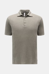 Front view of the 04651/ A trip in a bag Linen jersey polo shirt grey-green, a casual piece-dyed slim fit with dress-shirt collar, three-button placket, and short hem vents made from stretchy, breathable linen.