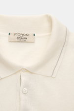Fioroni Kurzarm-Strickpolo creme aus Leinen-Baumwoll-Mix, Regular Fit, Polokragen, Drei-Knopf-Leiste, flexible Rippbündchen, Nahaufnahme von oben.