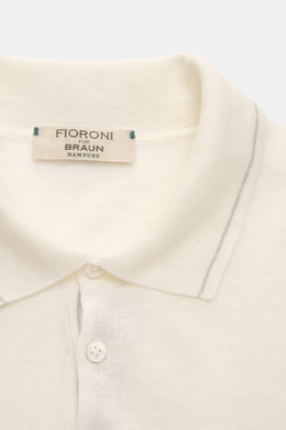 Fioroni Kurzarm-Strickpolo creme aus Leinen-Baumwoll-Mix, Regular Fit, Polokragen, Drei-Knopf-Leiste, flexible Rippbündchen, Nahaufnahme von oben.