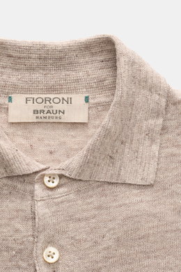 Fioroni Leinen Kurzarm-Strickpolo beige/braun meliert in Slim Fit, Nahaufnahme von Polokragen und Drei-Knopf-Leiste aus reinem Leinen.