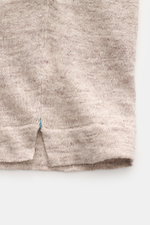 Fioroni Leinen Kurzarm-Strickpolo beige/braun meliert, Detailaufnahme von unten, Slim Fit, reine Leinenqualität, fein luftiges Strickbild, schmale Bündchen.