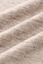 Nahaufnahme des feinen, luftigen Strickbilds des Fioroni Leinen Kurzarm-Strickpolo beige/braun meliert aus reinem Leinen mit leicht griffiger Haptik.
