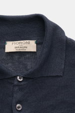Nahaufnahme des Fioroni Leinen Kurzarm-Strickpolo navy meliert von oben, Slim Fit mit Polokragen, Drei-Knopf-Leiste, aus leicht griffigem, luftigen Leinen-Strick.