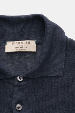 Nahaufnahme des Fioroni Leinen Kurzarm-Strickpolo navy meliert von oben, Slim Fit mit Polokragen, Drei-Knopf-Leiste, aus leicht griffigem, luftigen Leinen-Strick.