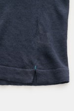 Fioroni Leinen Kurzarm-Strickpolo navy meliert, Detailaufnahme Saum mit Schlitz, Slim Fit, reine Leinen-Strickqualität, luftiges Strickbild.