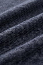 Nahaufnahme des fein luftigen Strickbilds vom Fioroni Leinen Kurzarm-Strickpolo navy meliert mit Slim Fit, Polokragen und drei Knöpfen.