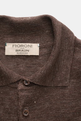 Fioroni Leinen Kurzarm-Strickpolo braun meliert, Slim Fit, feines Strickbild, Polokragen mit Drei-Knopf-Leiste, Nahaufnahme von oben.