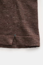 Fioroni Leinen Kurzarm-Strickpolo braun meliert, Detailaufnahme Saum mit Schlitz, Slim Fit, reine Leinenqualität, leichte Haptik, feines Strickbild