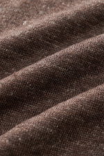 Nahaufnahme des braun melierten Fioroni Leinen Kurzarm-Strickpolo mit feinem, luftigen Strickbild, Slim Fit und leicht griffiger Haptik.