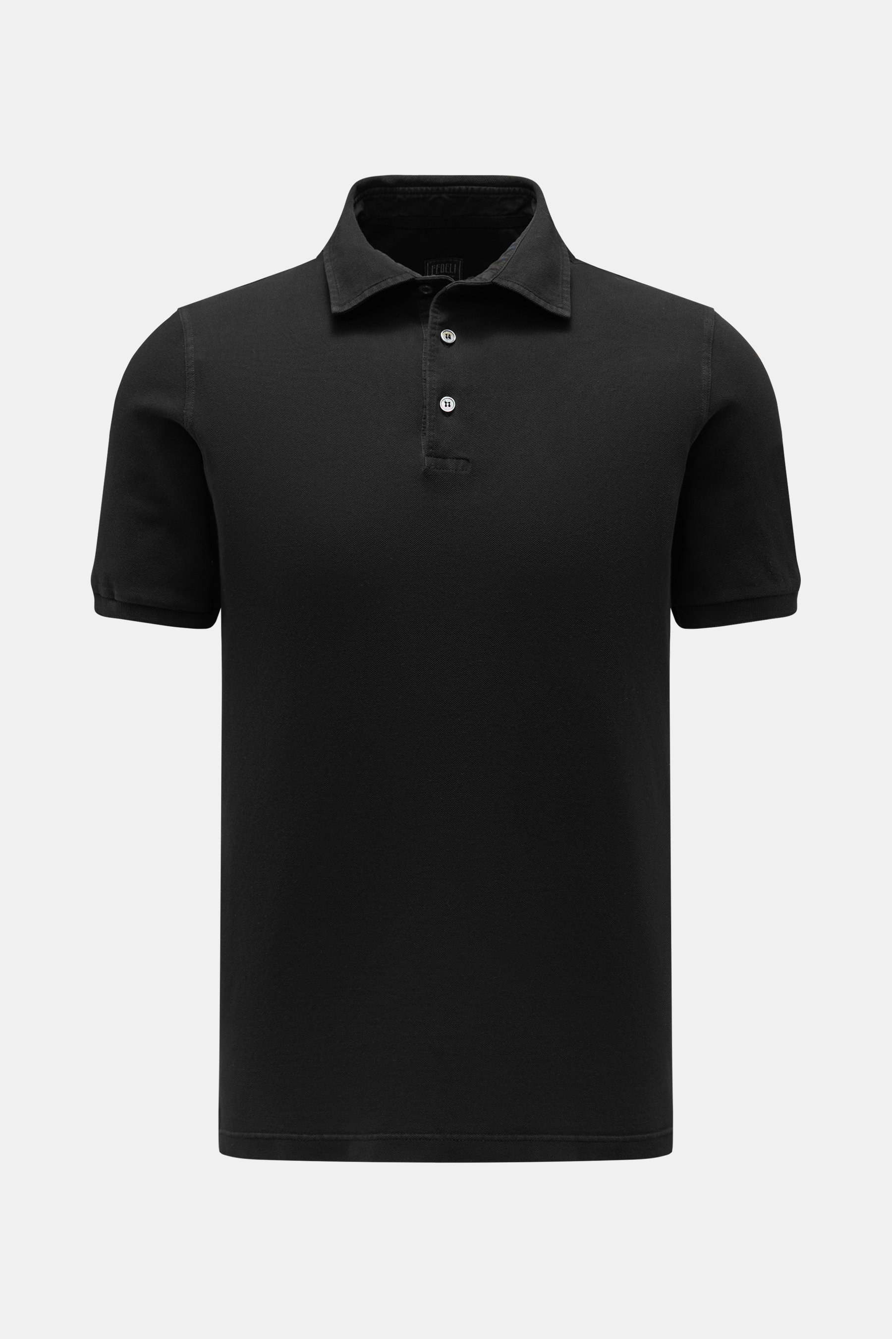 Front view of Fedeli Poloshirt 'North' schwarz, a clean black slim fit polo made of soft 100% cotton piqué with a classic collar and three mother-of-pearl buttons.

<p>Quiet Luxury: Das cleane Poloshirt 'North' aus hochwertigem Baumwoll-Piqué von FEDELI k