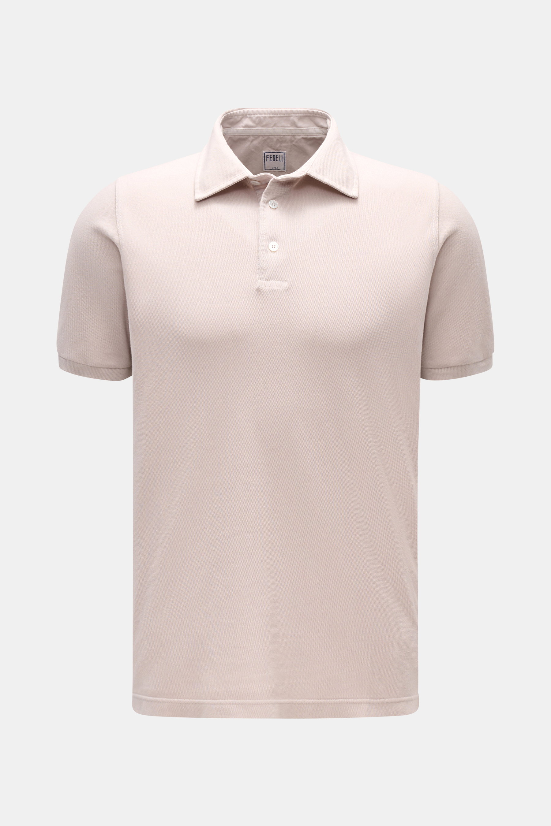 Fedeli Poloshirt 'North' beige shown from the front, slim fit cotton piqué polo with soft touch, garment dyed, typical collar, three mother-of-pearl buttons, side slits, and slightly longer back. Quiet Luxury: Das cleane Poloshirt 'North' aus hochwertigem