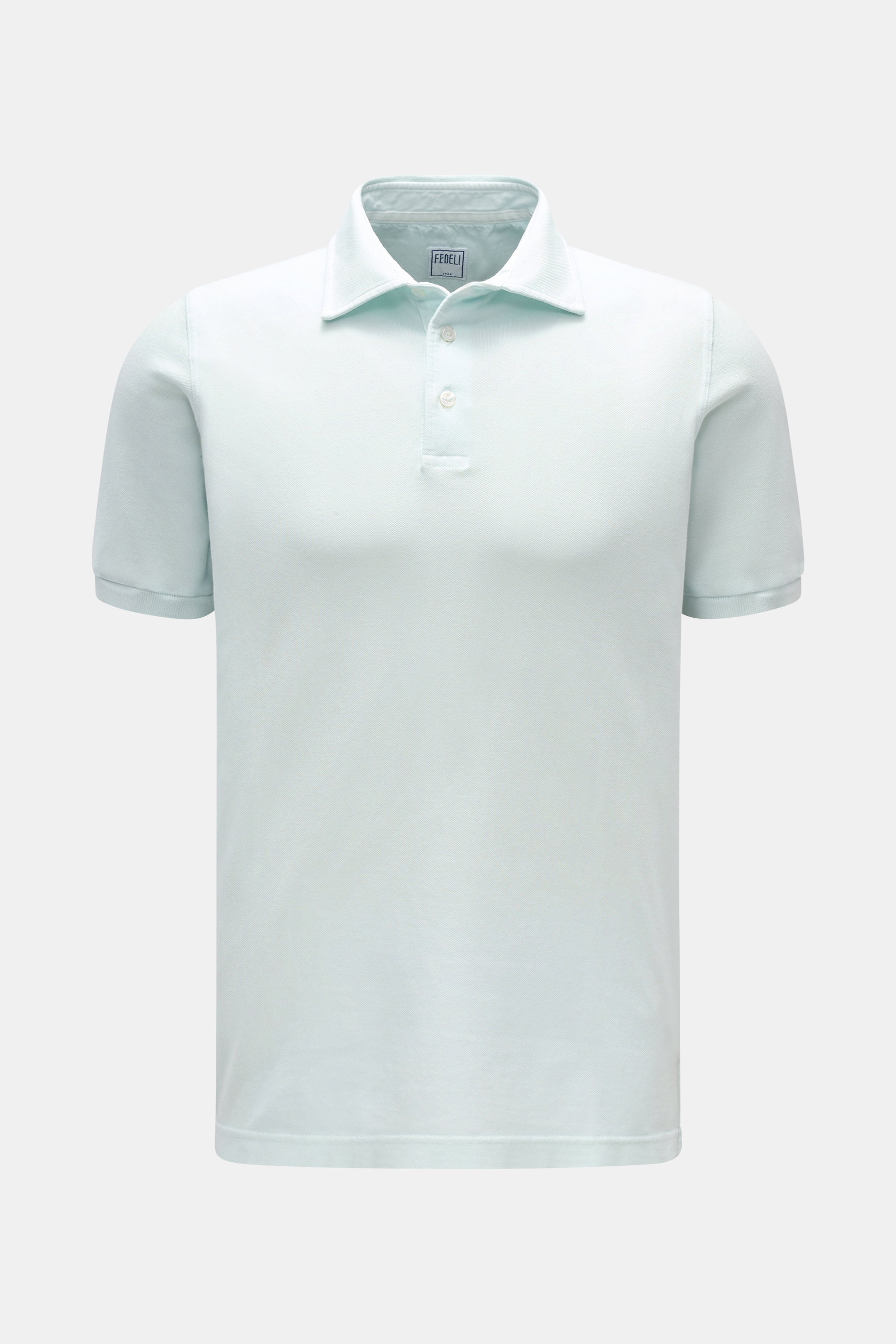 Fedeli Poloshirt 'North' mintgrün, front view of a slim fit, garment-dyed mint green polo shirt with three mother-of-pearl buttons, typical collar, soft pure cotton piqué, side slits, and slightly longer back. <p>Quiet Luxury: Das cleane Poloshirt 'North'