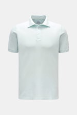 Fedeli Poloshirt 'North' mintgrün, front view of a slim fit, garment-dyed mint green polo shirt with three mother-of-pearl buttons, typical collar, soft pure cotton piqué, side slits, and slightly longer back. <p>Quiet Luxury: Das cleane Poloshirt 'North'