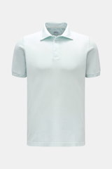 Fedeli Poloshirt 'North' mintgrün, front view of a slim fit, garment-dyed mint green polo shirt with three mother-of-pearl buttons, typical collar, soft pure cotton piqué, side slits, and slightly longer back. <p>Quiet Luxury: Das cleane Poloshirt 'North'