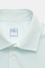 Close-up front view of the Fedeli Poloshirt 'North' mintgrün showing the slim fit, typical polo collar, and pearl button placket.

<p>Quiet Luxury: Das cleane Poloshirt 'North' aus hochwertigem Baumwoll-Piqué von FEDELI kommt ganz ohne Logos aus und wurde