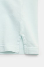Close-up side hem view of the Fedeli Poloshirt 'North' mintgrün showing mint green cotton piqué fabric with side slits and clean stitching.

<p>Quiet Luxury: Das cleane Poloshirt 'North' aus hochwertigem Baumwoll-Piqué von FEDELI kommt ganz ohne Logos aus