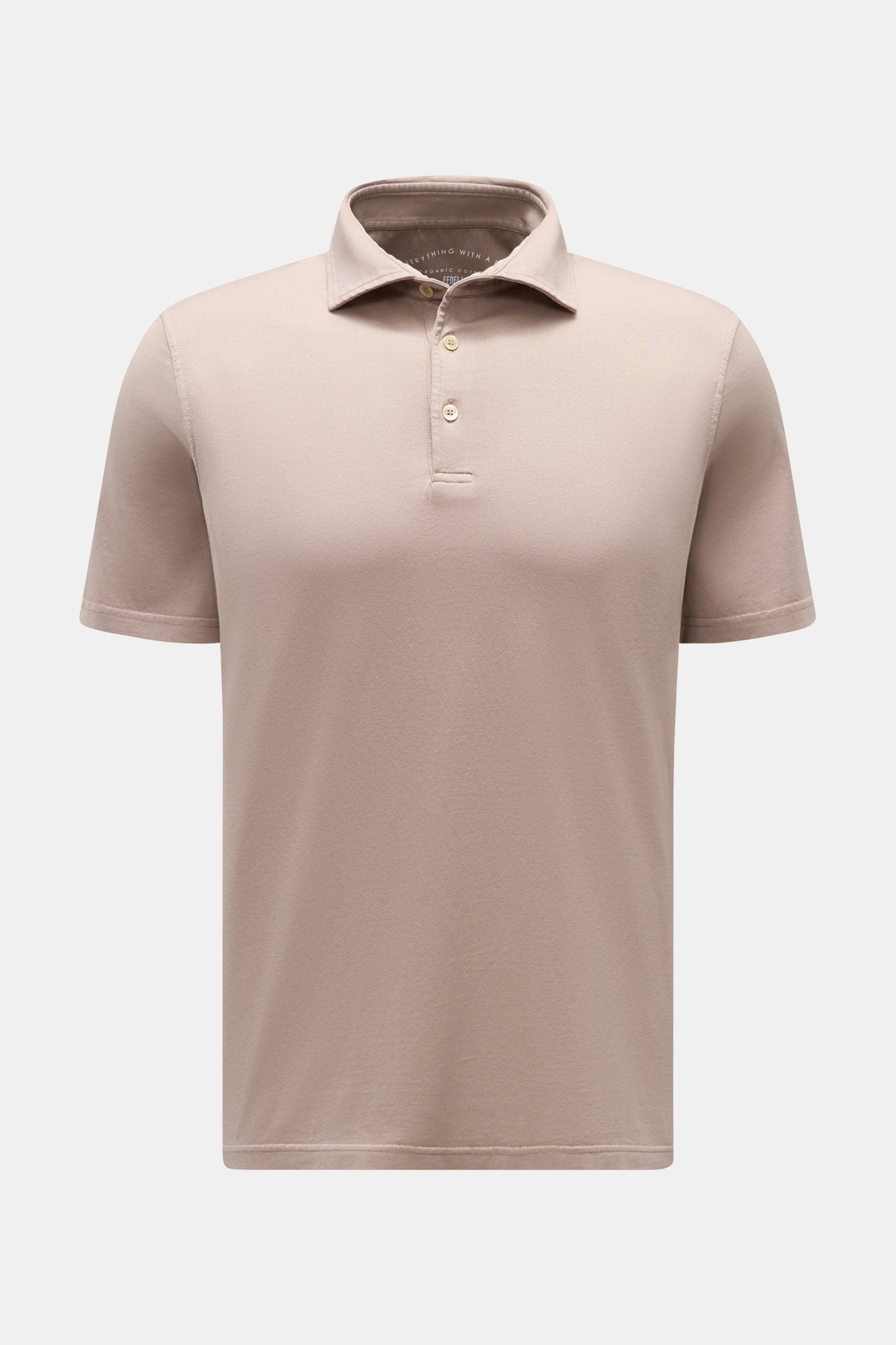 Fedeli Jersey-Poloshirt 'Zero' taupe, frontale Nahaufnahme, Slim Fit, Haifisch-Kragen, drei Perlmuttknöpfe, reine Bio-Baumwolle, garment dyed, seitliche Saumschlitze.