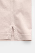 Nahaufnahme von seitlichem Saumschlitz am Fedeli Jersey-Poloshirt 'Zero' beige aus reiner Bio-Baumwolle, garment dyed, Slim Fit.