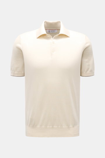 Brunello Cucinelli Kurzarm-Strickpolo creme, Slim Fit, feiner Baumwollstrick, klassischer Polokragen, Drei-Knopf-Leiste, flexible Rippbündchen, frontal fotografiert.