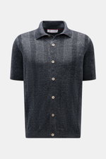 Brunello Cucinelli Kurzarm-Strickhemd anthrazit meliert, frontal fotografiert, mit klassischem Umlegekragen, glatter Knopfleiste, Streifenstrickmuster, Regular Fit aus Leinen-Baumwoll-Mix.