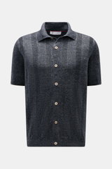 Brunello Cucinelli Kurzarm-Strickhemd anthrazit meliert, frontal fotografiert, mit klassischem Umlegekragen, glatter Knopfleiste, Streifenstrickmuster, Regular Fit aus Leinen-Baumwoll-Mix.