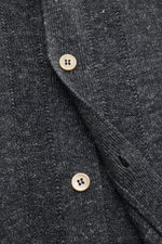 Nahaufnahme des Brunello Cucinelli Kurzarm-Strickhemds anthrazit meliert mit mittelfeinem Strickbild, Streifenmuster und glatter Knopfleiste.