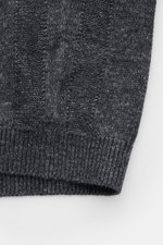 Brunello Cucinelli Kurzarm-Strickhemd anthrazit meliert, Detailaufnahme, mittelfeines Strickbild mit Streifenoptik, weicher Griff, Regular Fit, schmale Kontrastkanten.