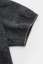 Brunello Cucinelli Kurzarm-Strickhemd anthrazit meliert in Streifenoptik, Detailfoto von oben mit schmalen Kontrastkanten.