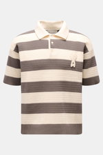 Ami Paris Kurzarm-Strickpolo grau/creme gestreift, frontal fotografiert, aus reiner Baumwolle mit Streifenmuster, Regular Fit, Polokragen, Drei-Knopf-Leiste und Herz-Stitching.