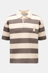 Ami Paris Kurzarm-Strickpolo grau/creme gestreift, frontal fotografiert, aus reiner Baumwolle mit Streifenmuster, Regular Fit, Polokragen, Drei-Knopf-Leiste und Herz-Stitching.
