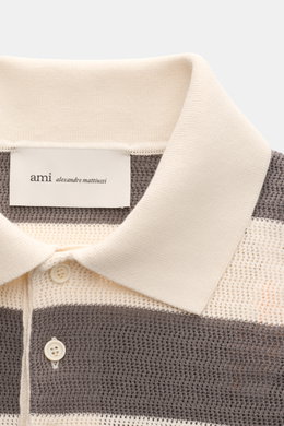 Ami Paris Kurzarm-Strickpolo grau/creme gestreift in Nahaufnahme von oben, aus reiner Baumwolle mit Streifen, Polokragen und Drei-Knopf-Leiste.