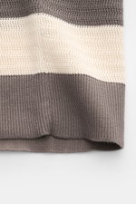 Ami Paris Kurzarm-Strickpolo grau/creme gestreift in Nahaufnahme von unten, reine Baumwolle mit Streifenmuster, Regular Fit, Polokragen, Drei-Knopf-Leiste, Herz-Stitching.