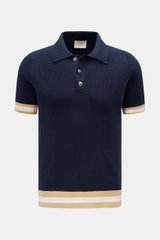 Ché Kurzarm-Strickpolo 'Quinn' navy/hellbraun, frontal fotografiert, reine Baumwolle, luftiges Strickmuster, Regular Fit, gestreifte Rippbündchen.