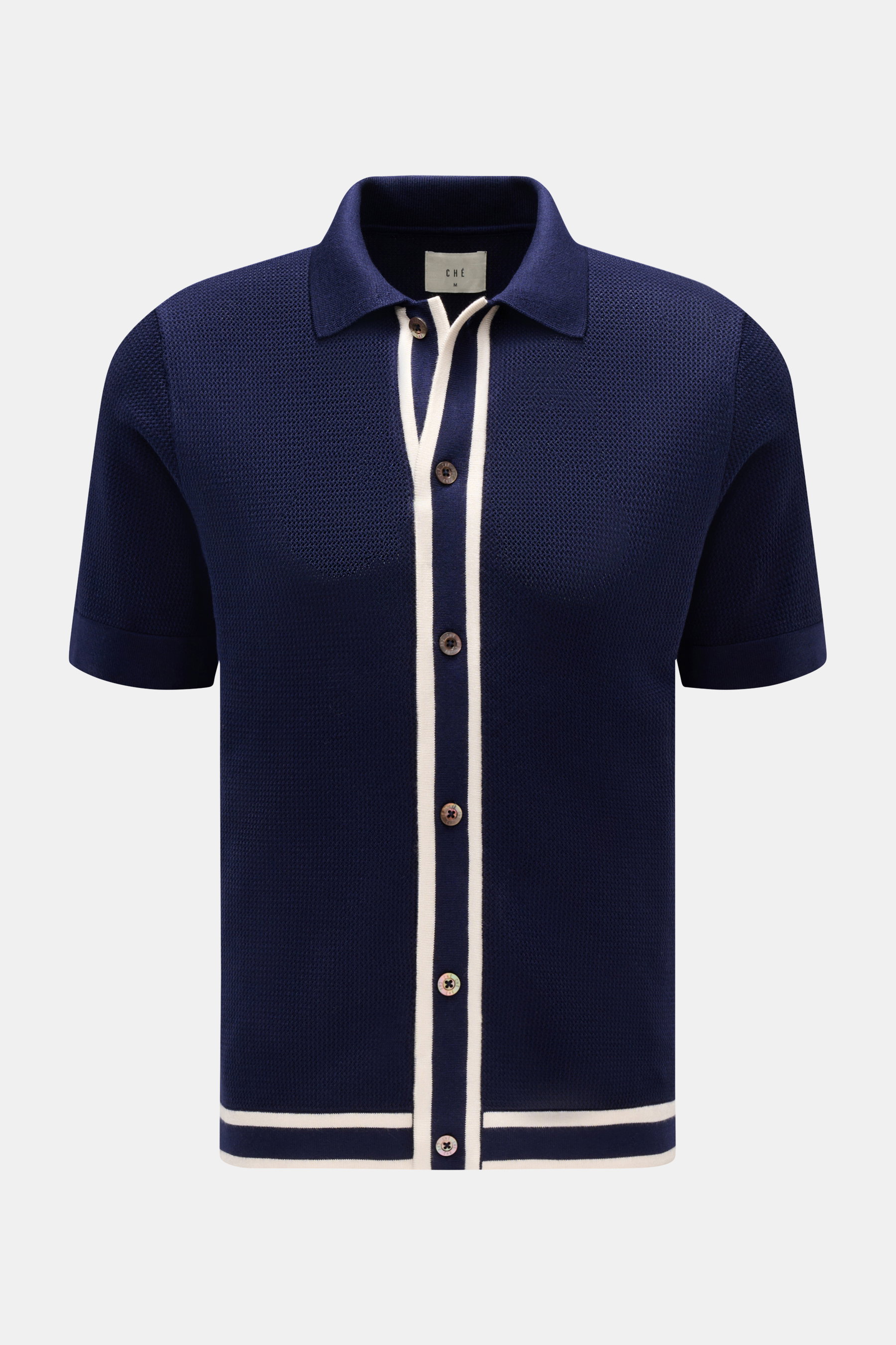 Ché Kurzarm-Strickhemd 'Jorge' navy, frontal fotografiert, mit Umlegekragen, Perlmutt-Knöpfen, breiten Kontraststreifen, Slim Fit, luftiger Viskose-Microfaser-Mix.