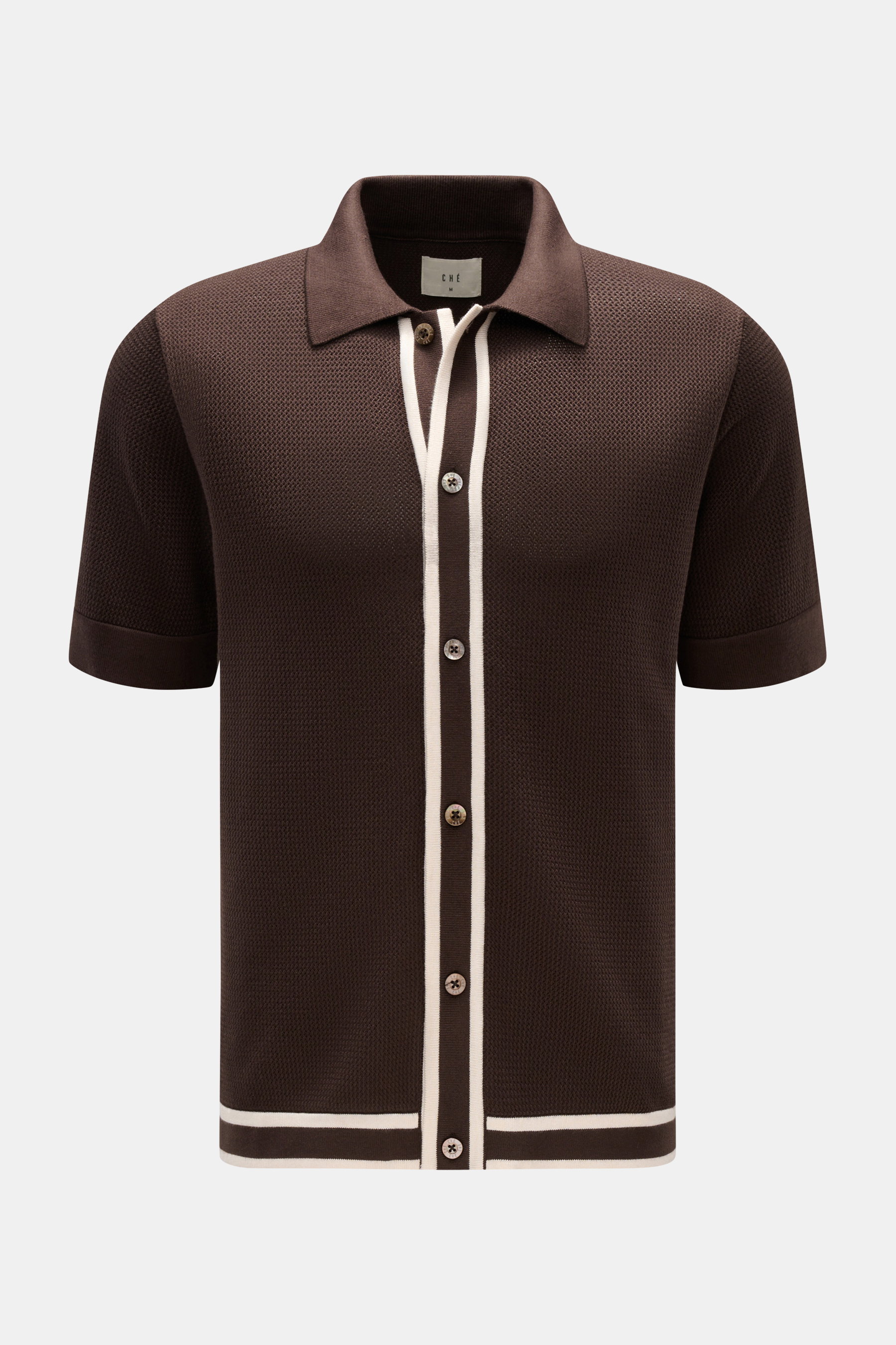 Front view of Ché Kurzarm-Strickhemd 'Jorge' dunkelbraun, a dark brown short-sleeve knitted shirt with white contrast stripes, pearl-like buttons, slim fit, collar, ribbed cuffs, and straight hem. <p>Ob offen über einem T-Shirt oder geschlossen getragen –