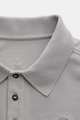 Canada Goose Poloshirt 'Beckley' grau, Nahaufnahme von oben, Baumwoll-Piqué, Polokragen, Drei-Knopfleiste, Brust-Patch sichtbar.