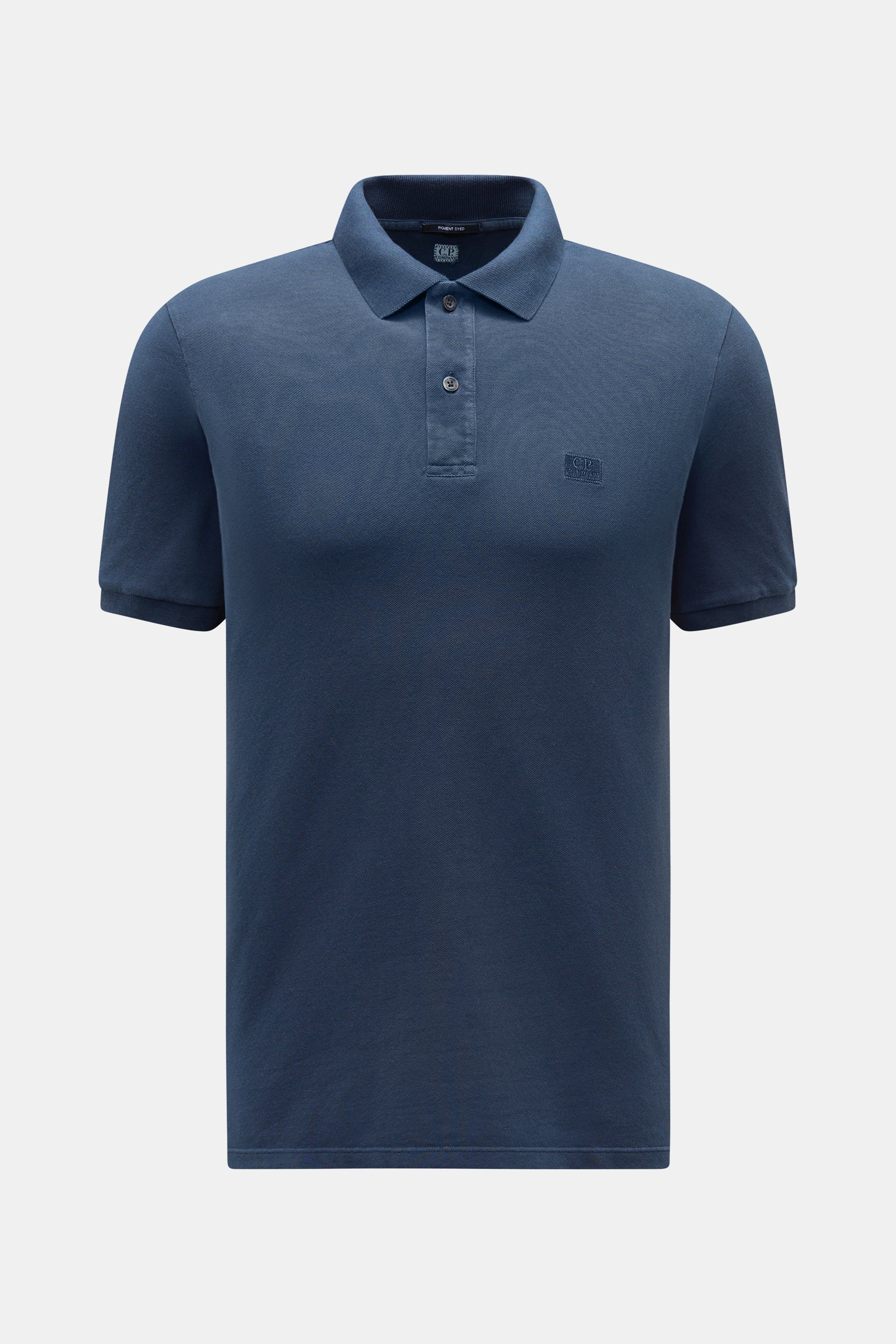C.P. Company Poloshirt dunkelblau, frontal fotografiert, aus reiner Baumwoll-Piqué, Slim Fit, klassischer Kragen, zwei Knöpfe, kleines Weblabel.